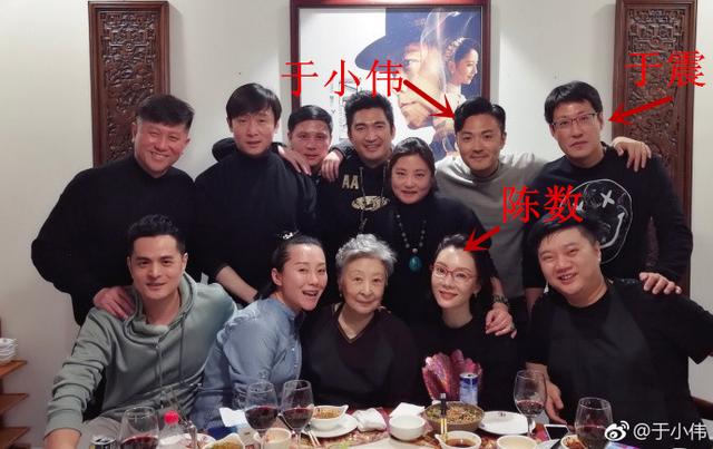 中戏99明星班聚会，于小伟、靳东、马丽、陈思成竟然是同班同学？