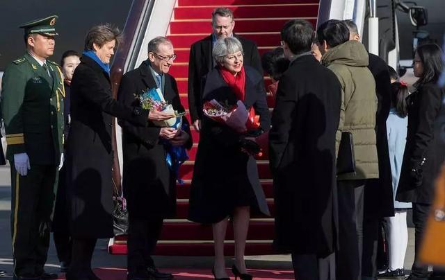 刚刚,英国决定向中国学数学,梅姨从中国请走2