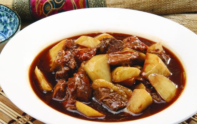 炖出来的牛肉软嫩鲜香,土豆绵软,是一款非常营养,非常美味的经典