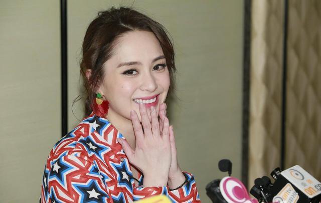 钟欣潼被求婚后首次现身 网友 过去10年了 阿娇笑容又回来了!