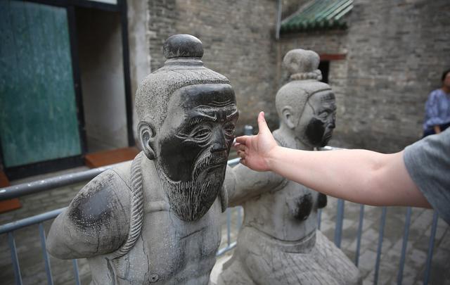 秦桧两口子的雕像也一直跪在岳飞的墓地前,从来都没有站起来过,也没有