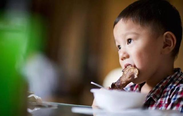 宝宝扁桃体反复发炎,伴随发烧,儿科专家道出了