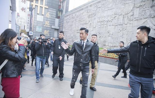 古天乐一身菱格皮夹克配破洞牛仔裤现身 网友