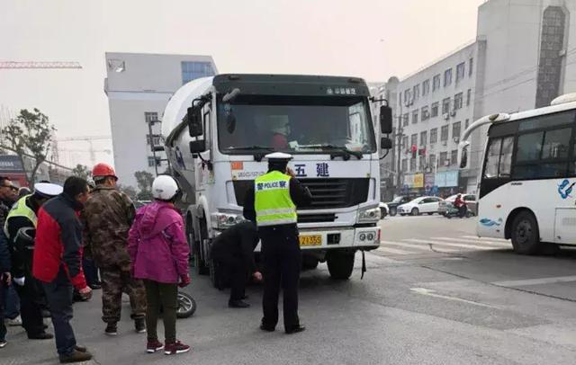 如东县城发生一起重大车祸,一电瓶车主遭碾压