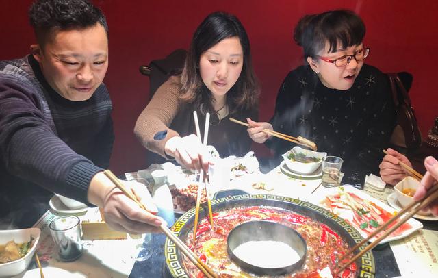 大冬天头上冒汗珠 在成都吃火锅的感觉真好!