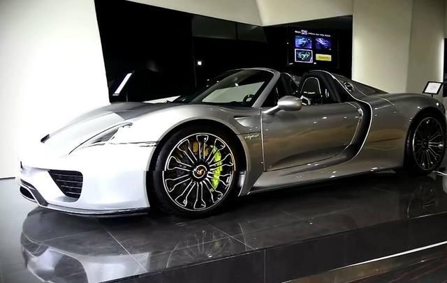 走进迪拜一家豪车行, 世界三大神车两辆在展厅