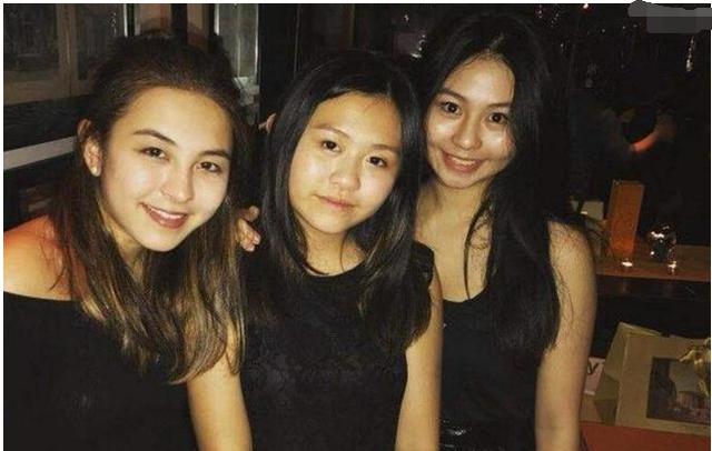 婚后对邱淑贞也一直很好,还生了三个女儿,三姐妹的五官都非常相似,三