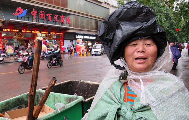 漳州市区:环卫大妈头套薄膜袋,身披编织袋冒雨做保洁 让人起敬