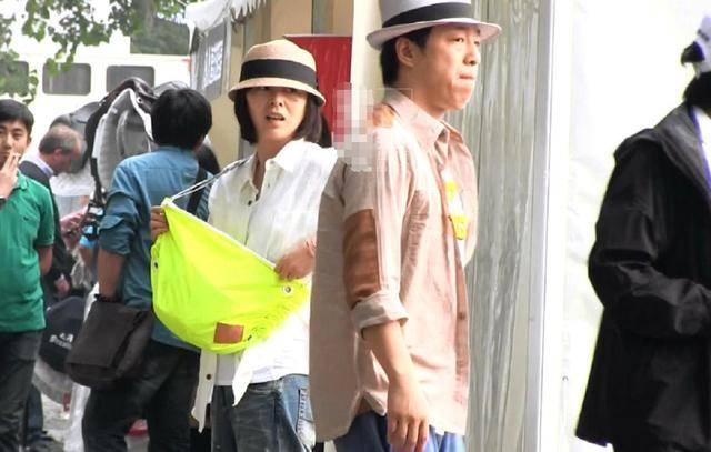 看完黄渤老婆正面照后，网友：终于明白黄渤为何不晒妻子的初衷了