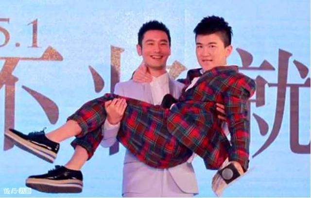 自称杨幂男闺蜜,跟半个娱乐圈艺人合过影,张大