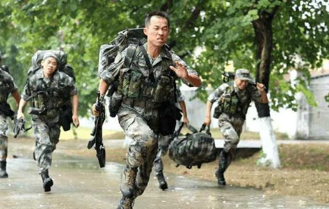 为什么总会有人问当解放军好还是当武警好呢?