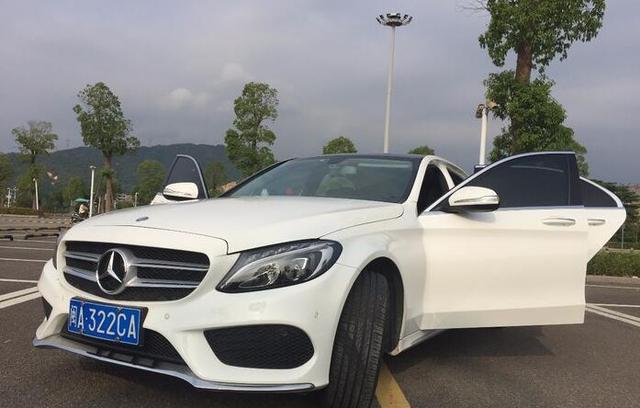 坐着大奔 笑的你 我的奔驰C