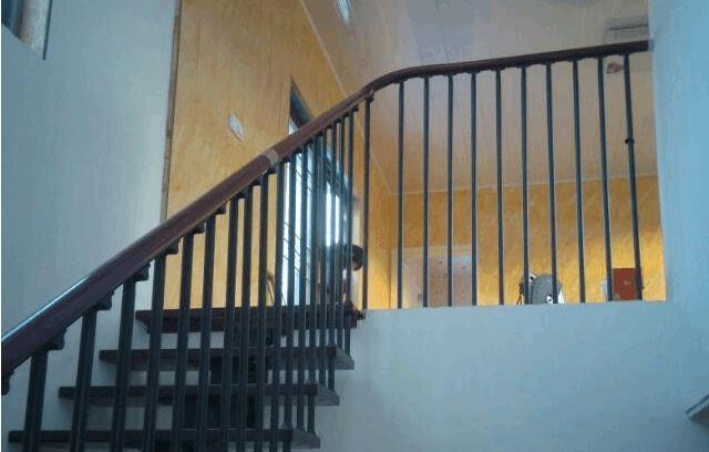 农村小伙建房子不用砖和水泥