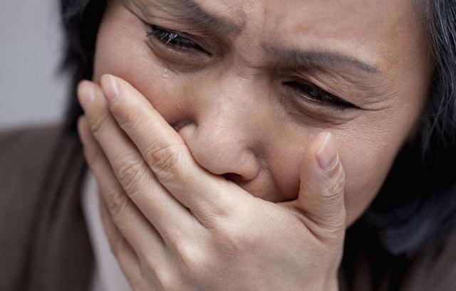 和老公离婚那天，公公对我说一话，我当着婆婆的面撕了离婚证