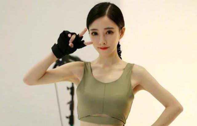 斗鱼三姐代言吃鸡手游!陈一发性感