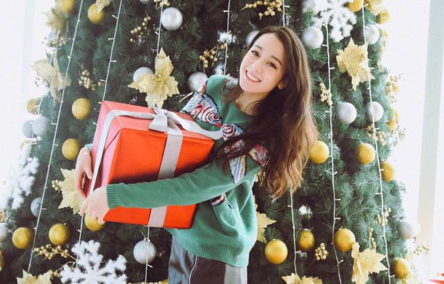 迪丽热巴好不容易在微博晒出了三张全身照,粉