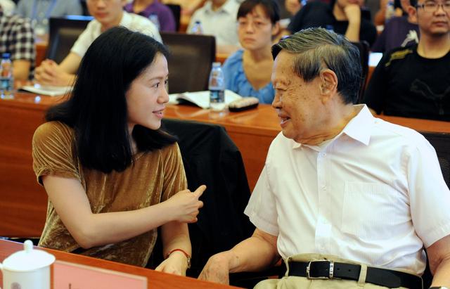 95岁杨振宁近照,妻子翁帆隐藏目的曝光,杨振宁对此表态