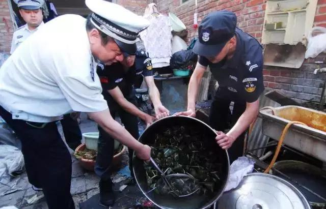 北京人当心!你买的粽子可别是这个黑作坊产的,千万别买这种粽叶
