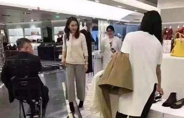黎姿跟老公逛街，老公的这一细节让人佩服，难怪黎姿会嫁给他！