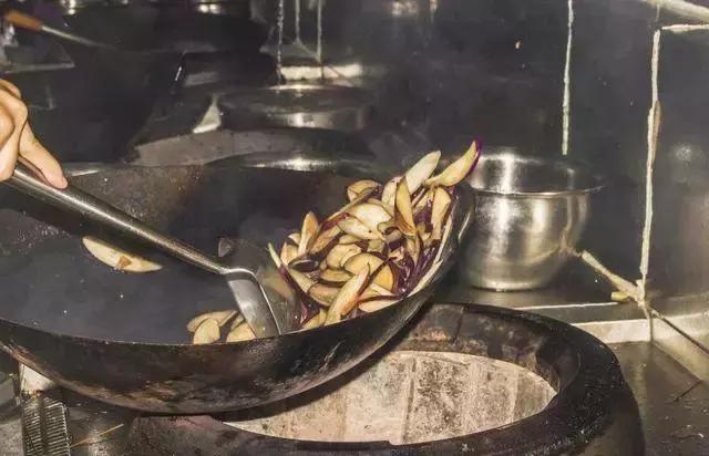 行业秘密: 为什么厨师用勺子炒菜, 而不是用锅铲子?