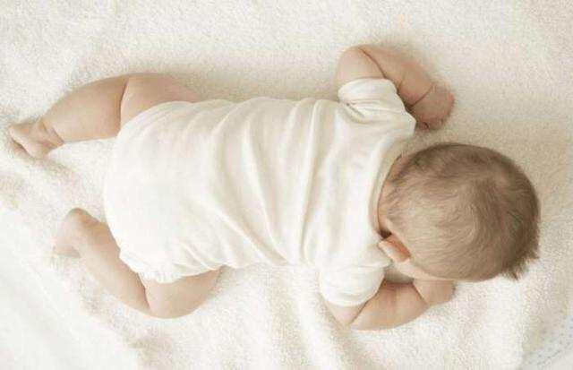 6个月宝宝全身过敏腹泻不止,就因妈妈过早给她