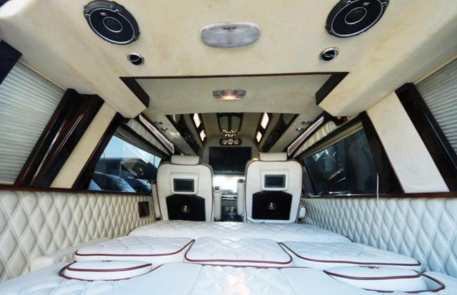 老板花65万买辆二手福特E350豪华房车,双人大床设计真奢侈