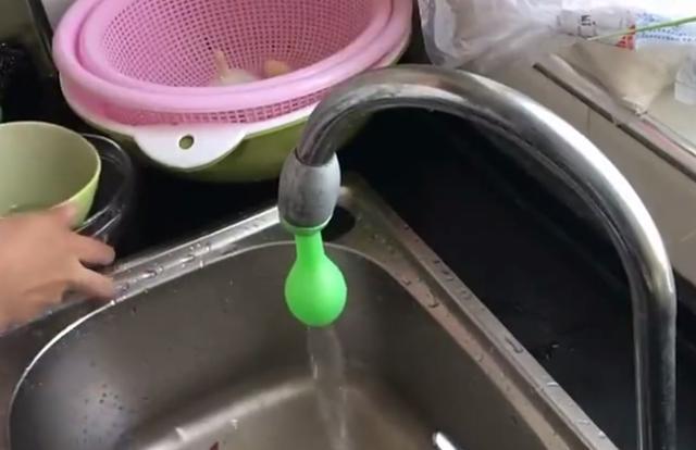 如果你觉得用气球和软管之类很丑的话,建议可以卖专用的水龙头防溅器