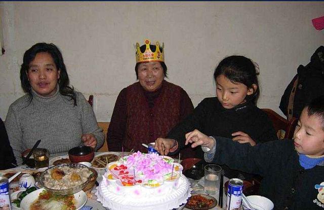 母亲生日我给三千,吃饭时女儿说的话,我抱孩子就走!
