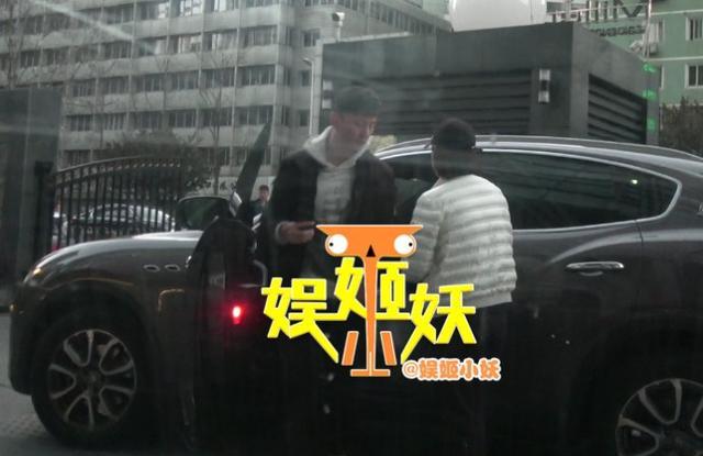 49岁陈小艺全家照，老公是个导演，儿子帅气，却被爆出轨小鲜肉！