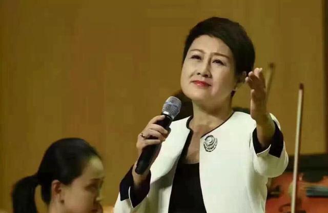 55岁张凯丽一家近照，爆出更多不为人知的秘密，网友：辣眼睛！