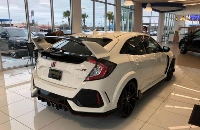 放着家里的奥迪S5，花30万入手这辆本田思域，提车时车主笑了