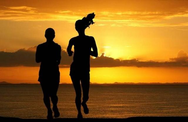 跑步脖子疼,后背脊柱疼,这些都要警惕,请跟我这