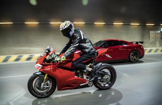 来自日本和意大利的两台战神, 尼桑GTR&杜卡迪1299