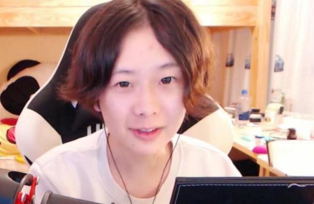 伪娘主播轩墨宝宝被捧掰弯男粉,早年男装照曝光判若两人!