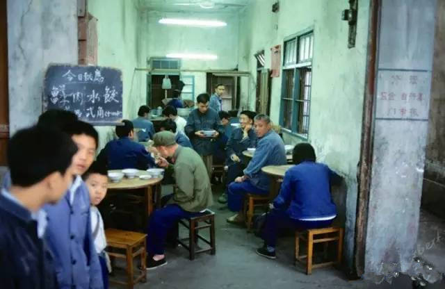 70年代老照片:那时候人们生活很简单,一碗水饺才两毛钱