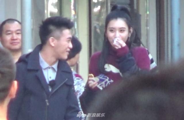 奚梦瑶摔跤，导致最后一个模特没有节拍，自己也不在意的样子！