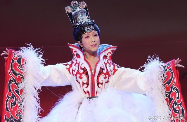 40岁李玉刚近照曝光,生活中是纯爷们"女儿"混血儿还很漂亮