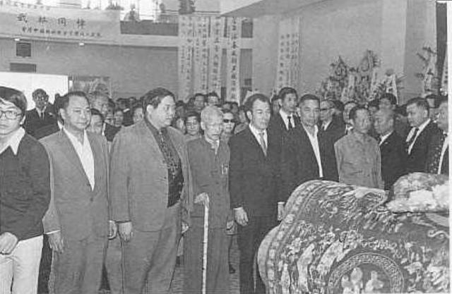 再回首那场悲痛,李小龙葬礼:妻儿为其披麻戴孝,万人送别场面一