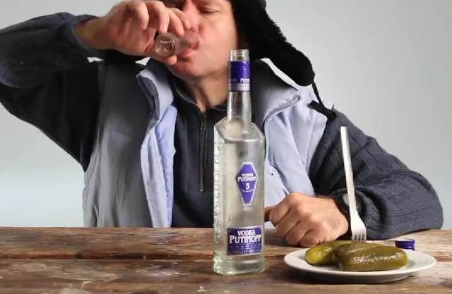 这些是俄罗斯人喝酒必备的下酒饭,看着都过瘾,真不愧是战斗民族