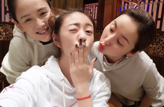 安以轩婚后姐妹重聚微博晒合照 和陈乔恩吕一玩的很嗨