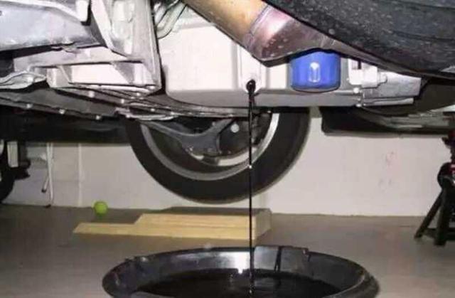 机油变黑就要换?换不换其实是看这个!
