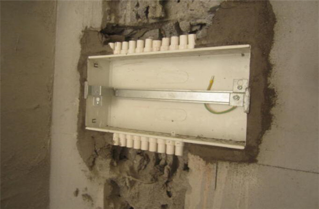 强电箱移位主线不够长怎么办,师傅这样处理,效