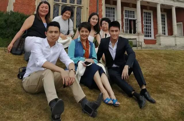 何猷君公开表白奚梦瑶,何超欣双商颜值高,赌王二代都有娱乐细胞