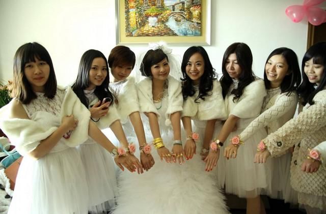 同学结婚我随礼六百,隔日看到她发的朋友圈,我