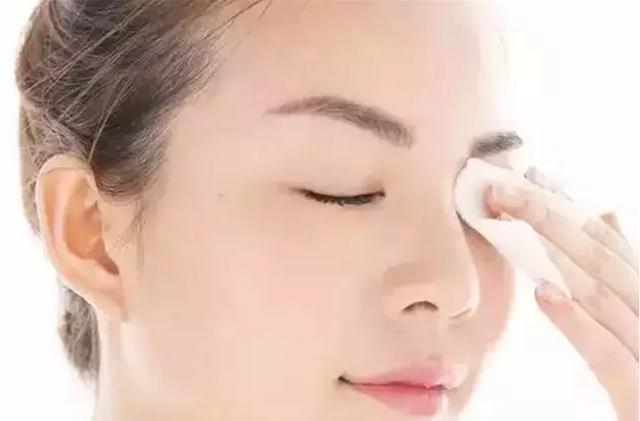 不到30岁也长了脂肪粒?眼角突出的小包可以预