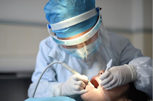 33岁小伙开酒瓶崩断一颗牙, 咬破舌头疼痛难忍