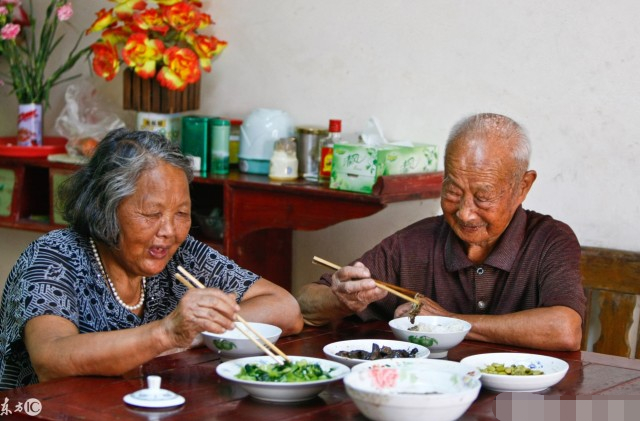 江苏省连云港市连云区海州湾街道大港社区老年食堂,两位老人在吃饭