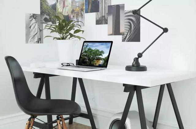 和妈妈
一块儿坐公交车，我遭受咸猪手，妈妈却叫我别作声