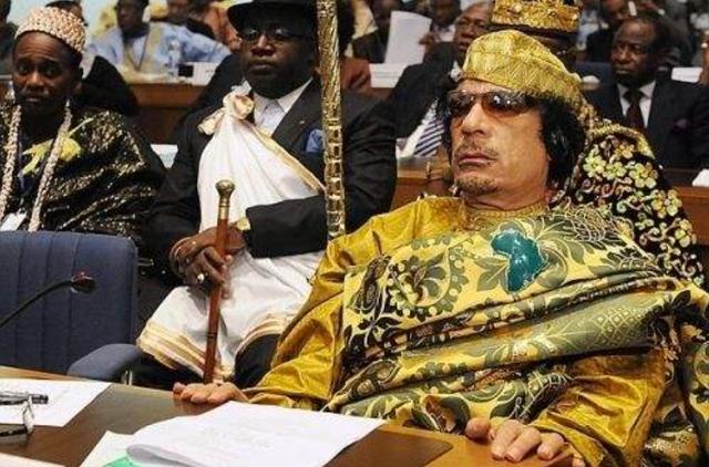 利比亚人又不傻，卡扎菲时期那么富裕，为何还主动推翻卡扎菲呢？