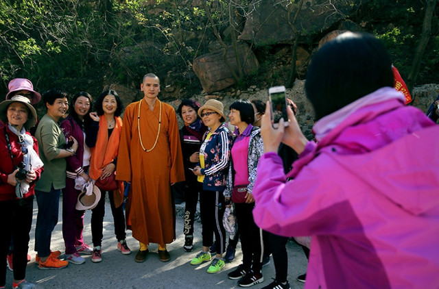 他被誉为中国最帅和尚，终身不还俗，很多女施主想随他遁入空门!